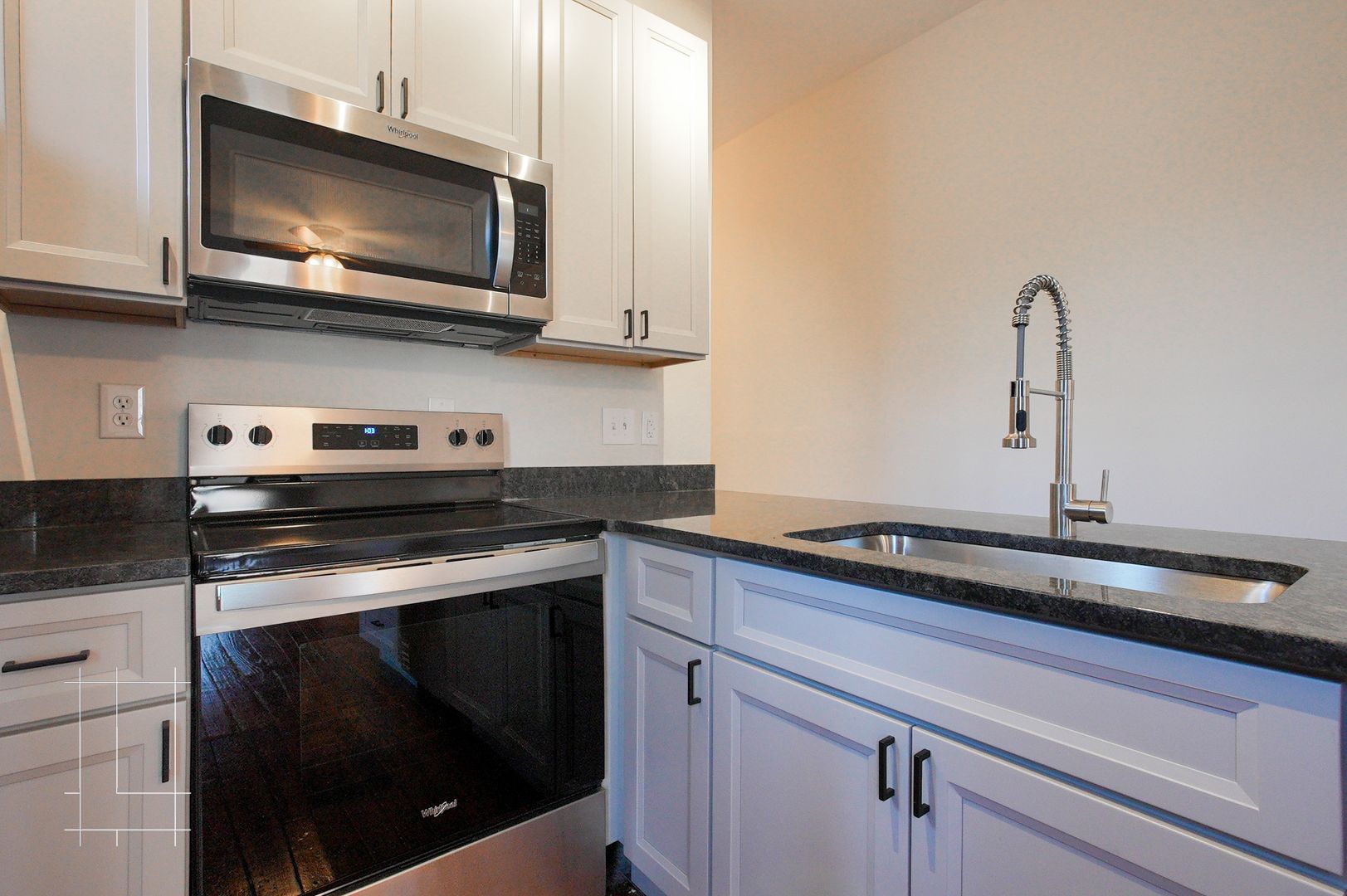 Columbus Apartment: 880 Hamlet St.