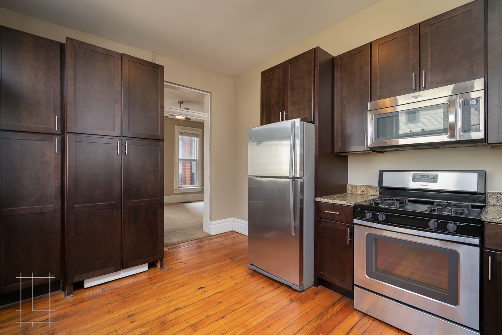 Columbus Apartment: 216 W. Hubbard Ave