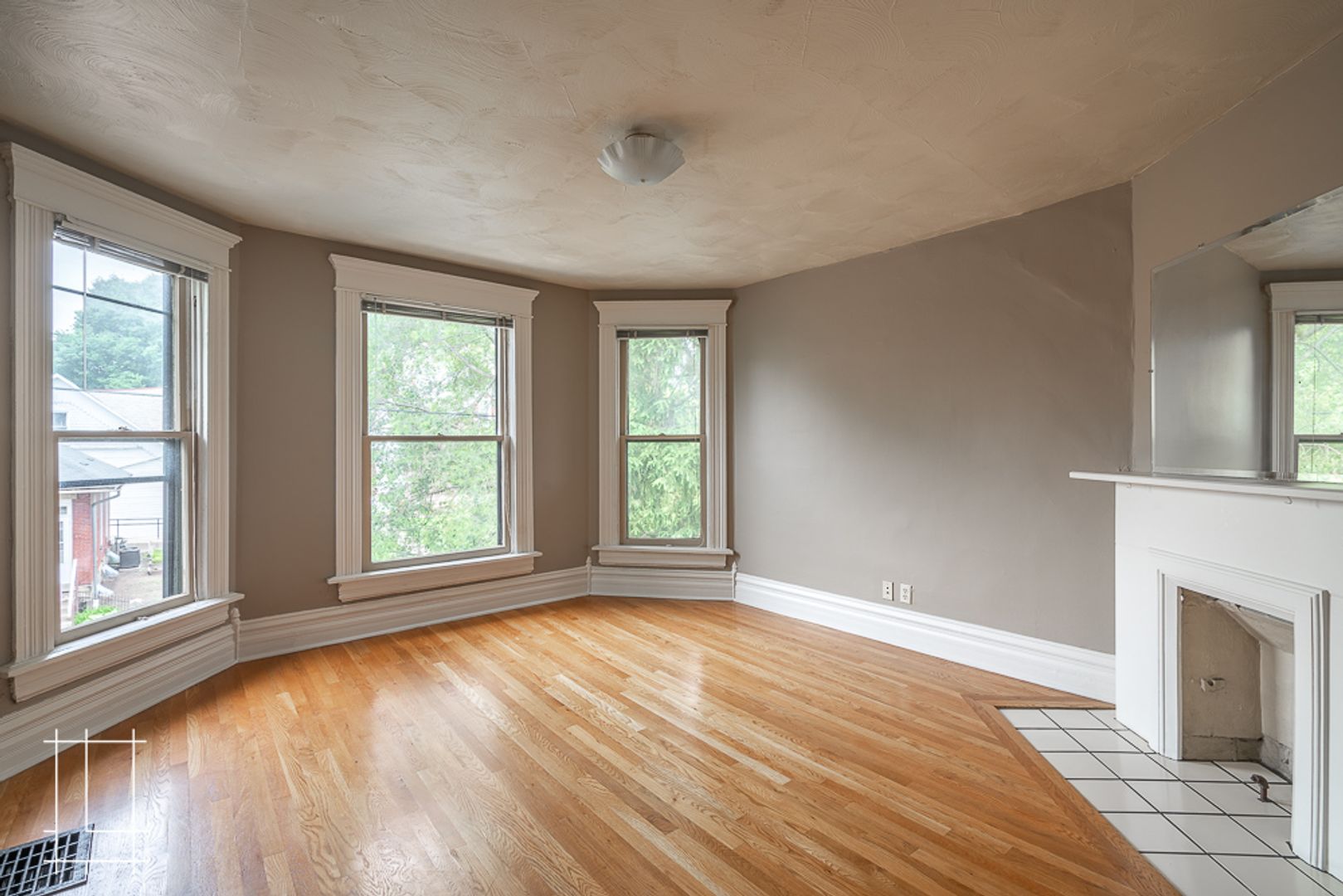 Columbus Apartment: 207 W. Hubbard Ave.