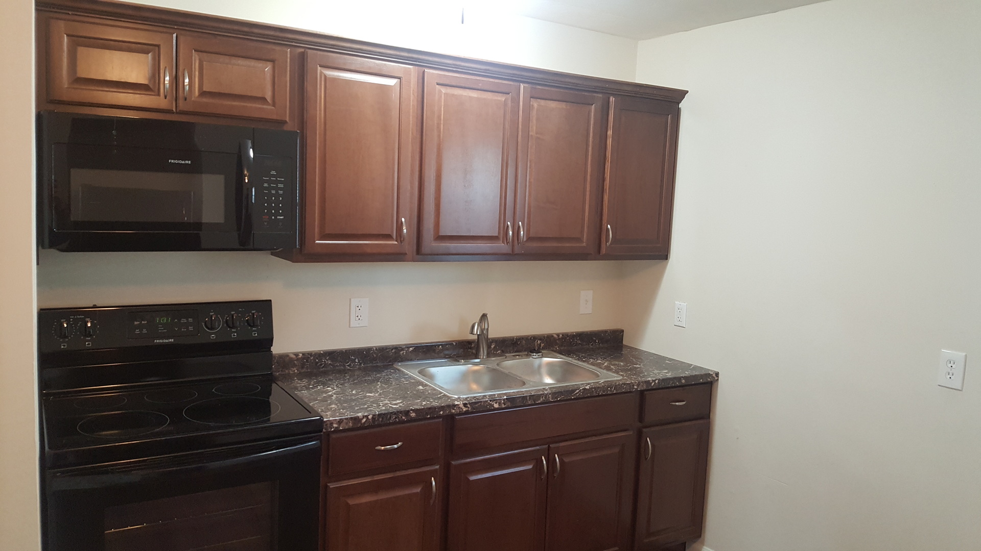 Norfolk Apartment: 8919 London St