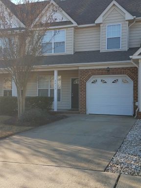 Spacious 3 bedroom Townhouse w/garage in Suffolk – photo 1