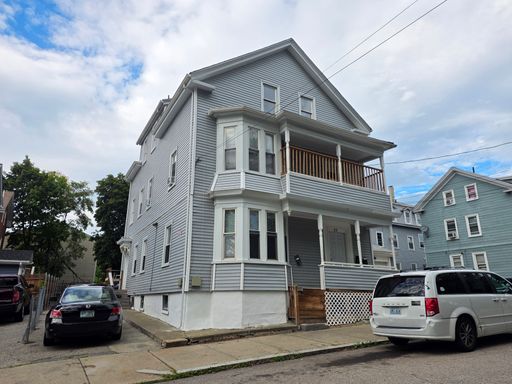 Charming 3-Bedroom Apartment with New Floors, and Proximity to Shops – photo 1