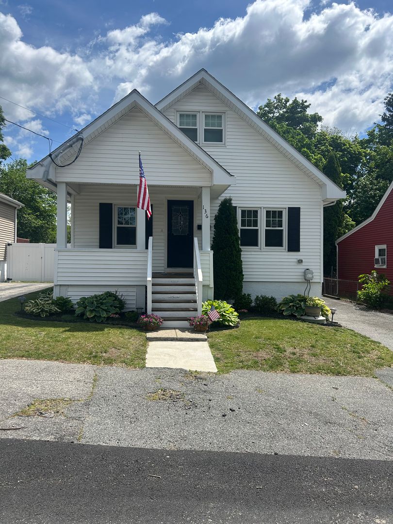 Warwick House: 136 Aborn Ave