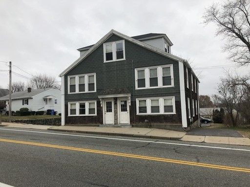 Spacious 2 Bedroom Apartment in the Cumberland Hill Neighborhood!