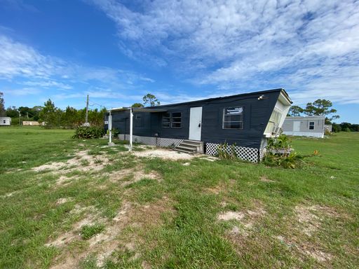 2 Bedroom 1 Bathroom Mobile home for Rent in North Fort Myers