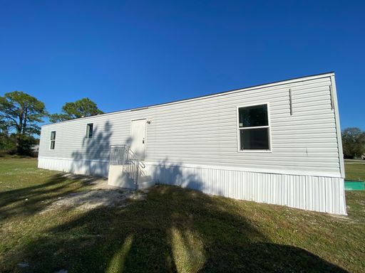 3 Bedroom 2 Bathroom Mobile home for Rent in North Fort Myers – photo 1