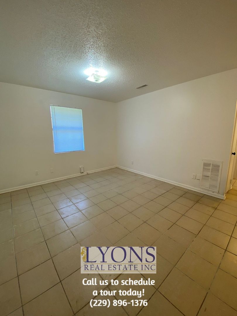 Adel House: 1022 D South Gordon Ave