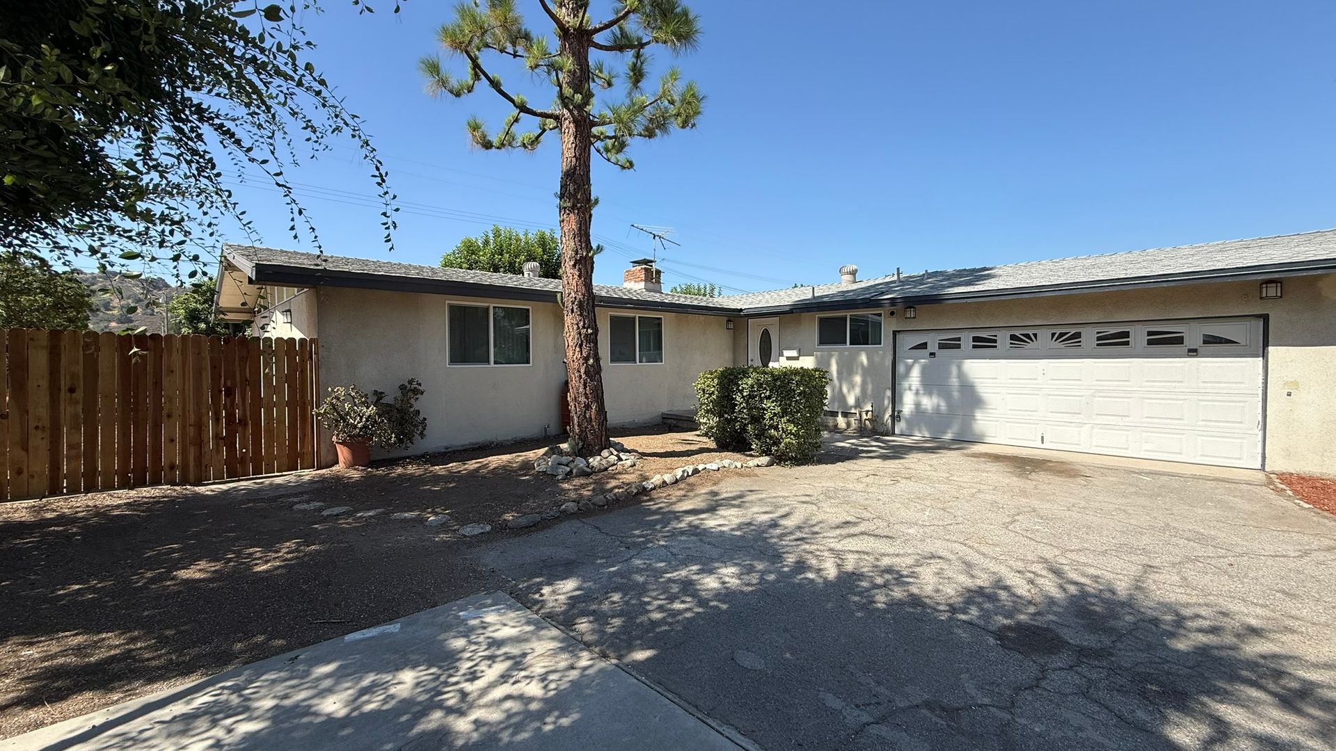 Glendora House: 1002 E Walnut Ave