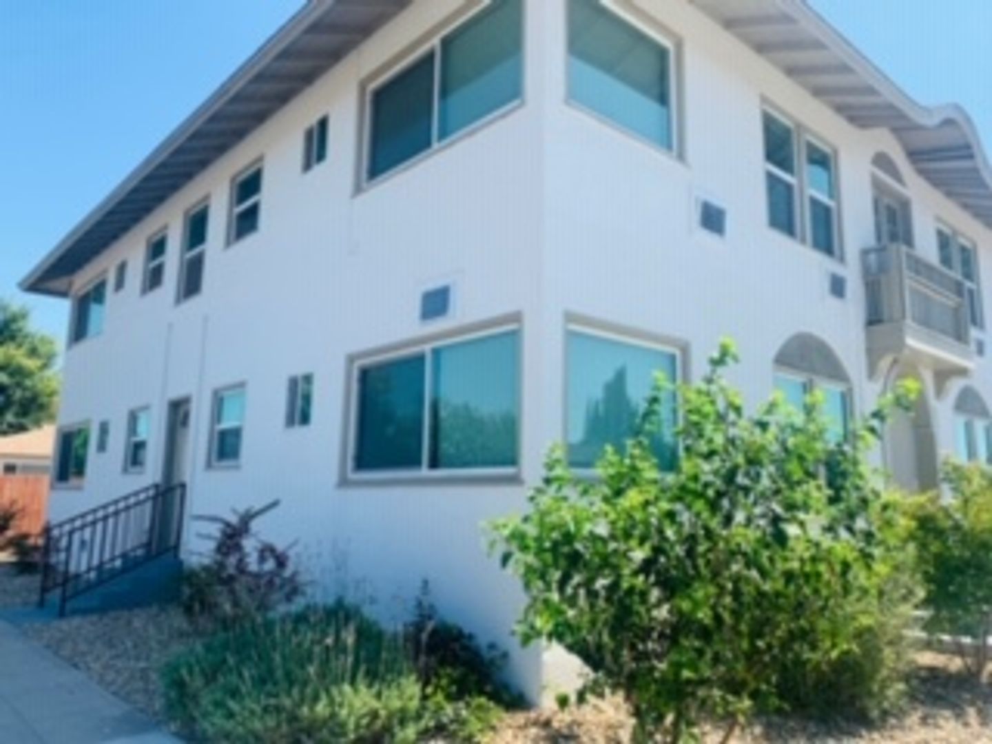 Fresno Apartment: 105 E. Olive Avenue #1-8