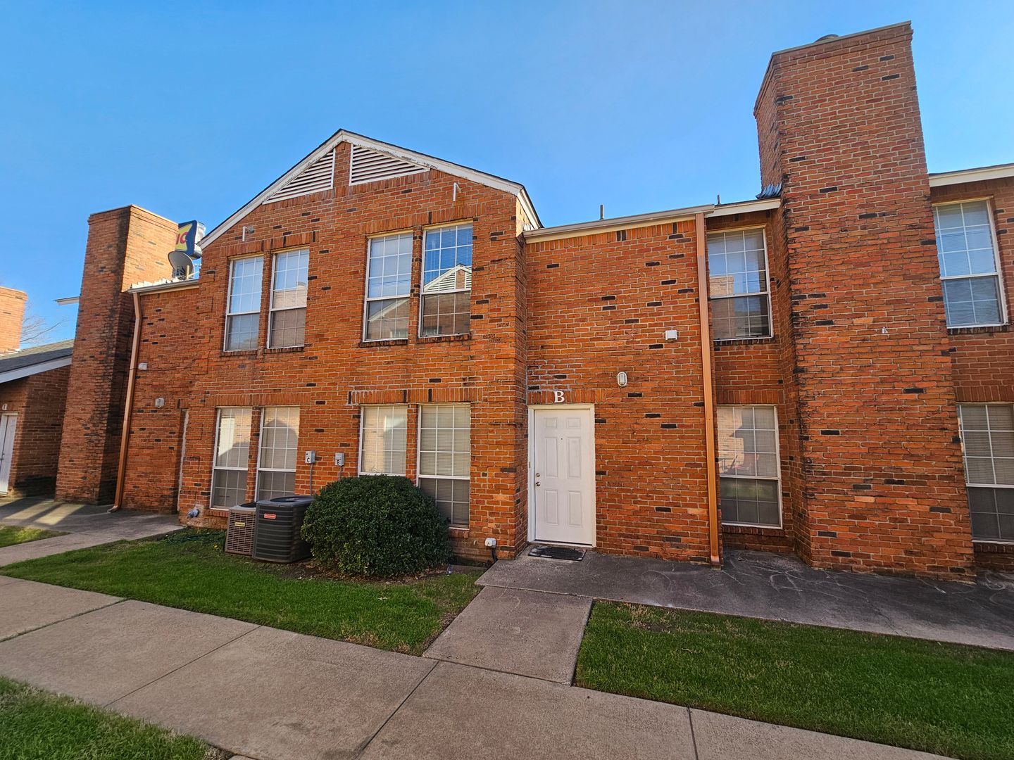 IRVING Apartment: 1400 DARR ST # B