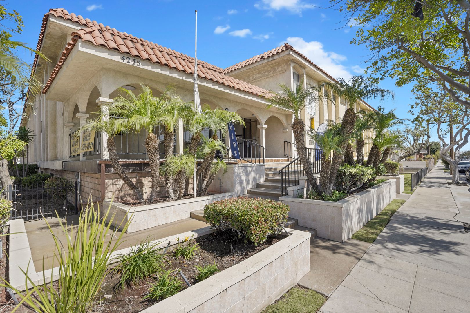 HAWTHORNE Apartment: 4235 W. 126th St.