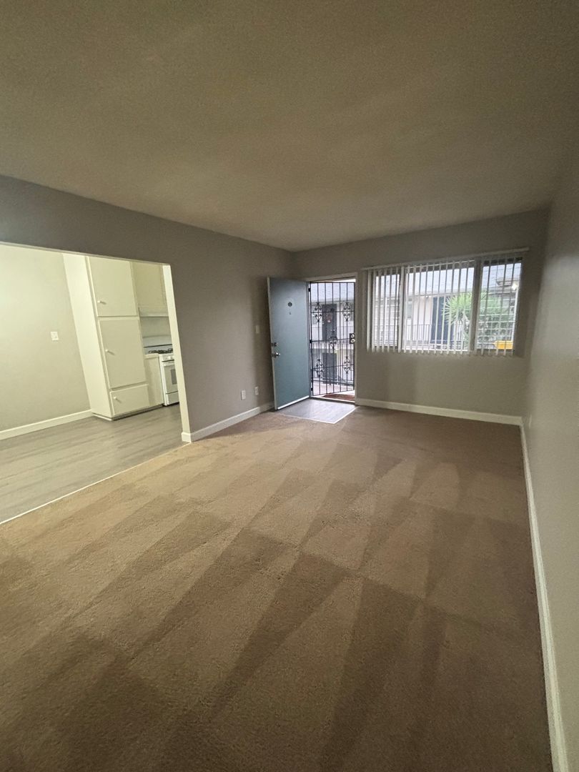 Orange Apartment: 1475, 1511-1519 Palmyra Avenue