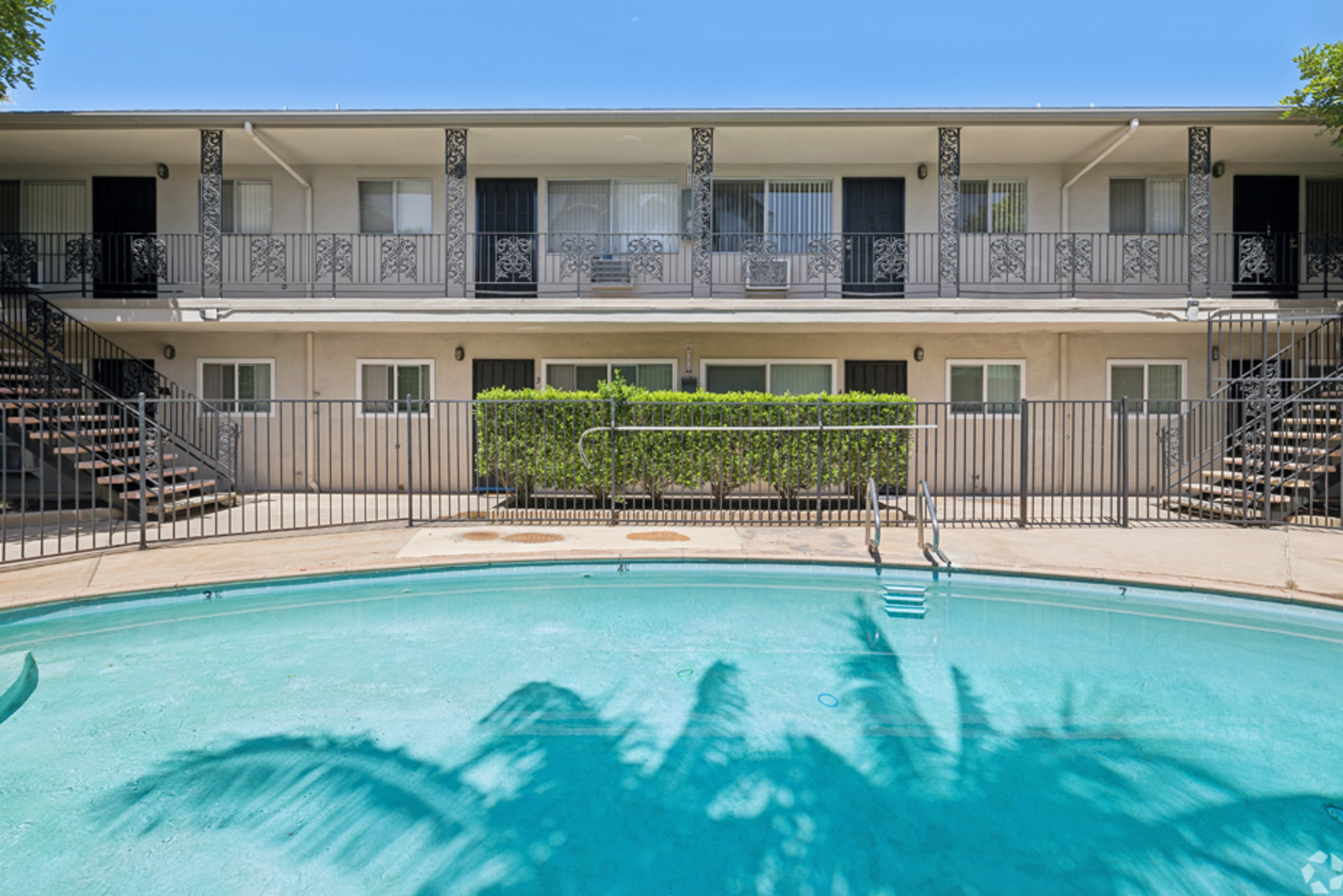 Orange Apartment: 1475, 1511-1519 Palmyra Avenue