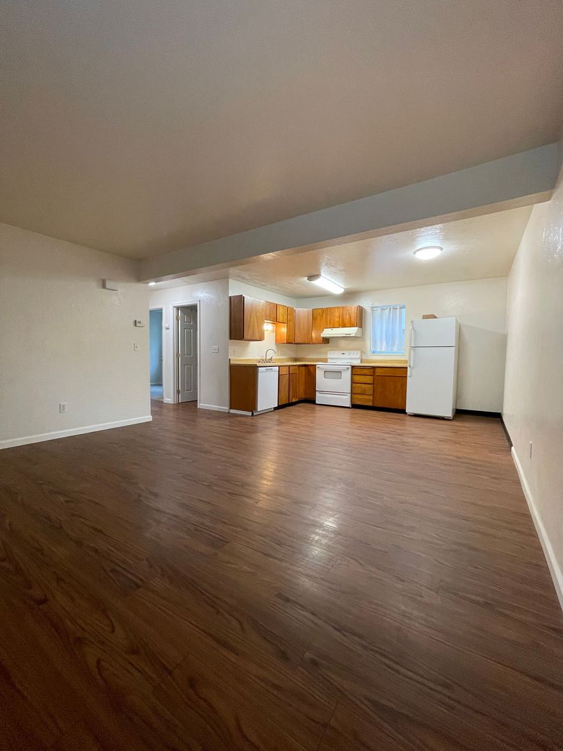Fairbanks Apartment: Mercier St. (2402)