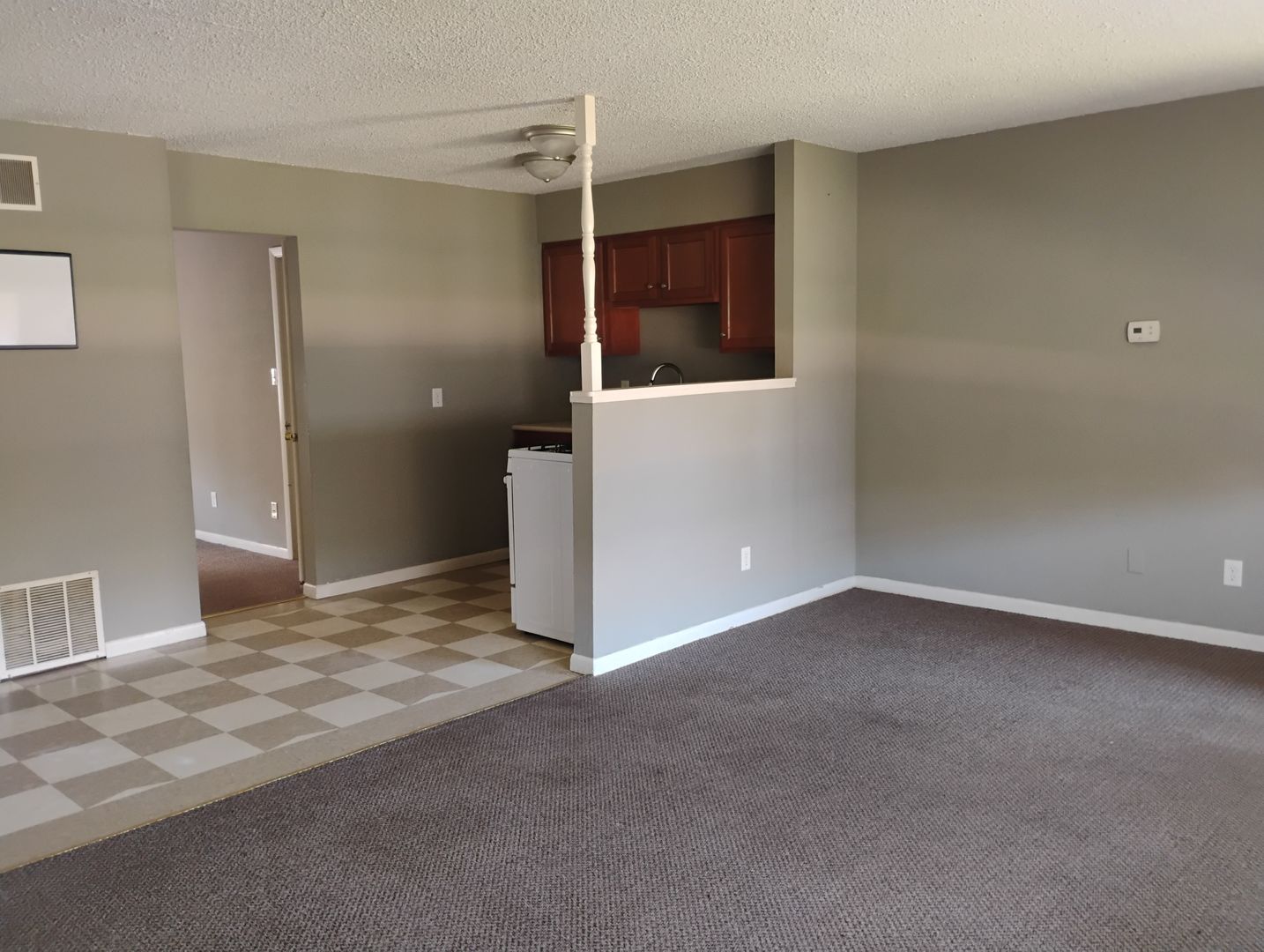 Shelbyville House: 217 N Hamilton Apt 7