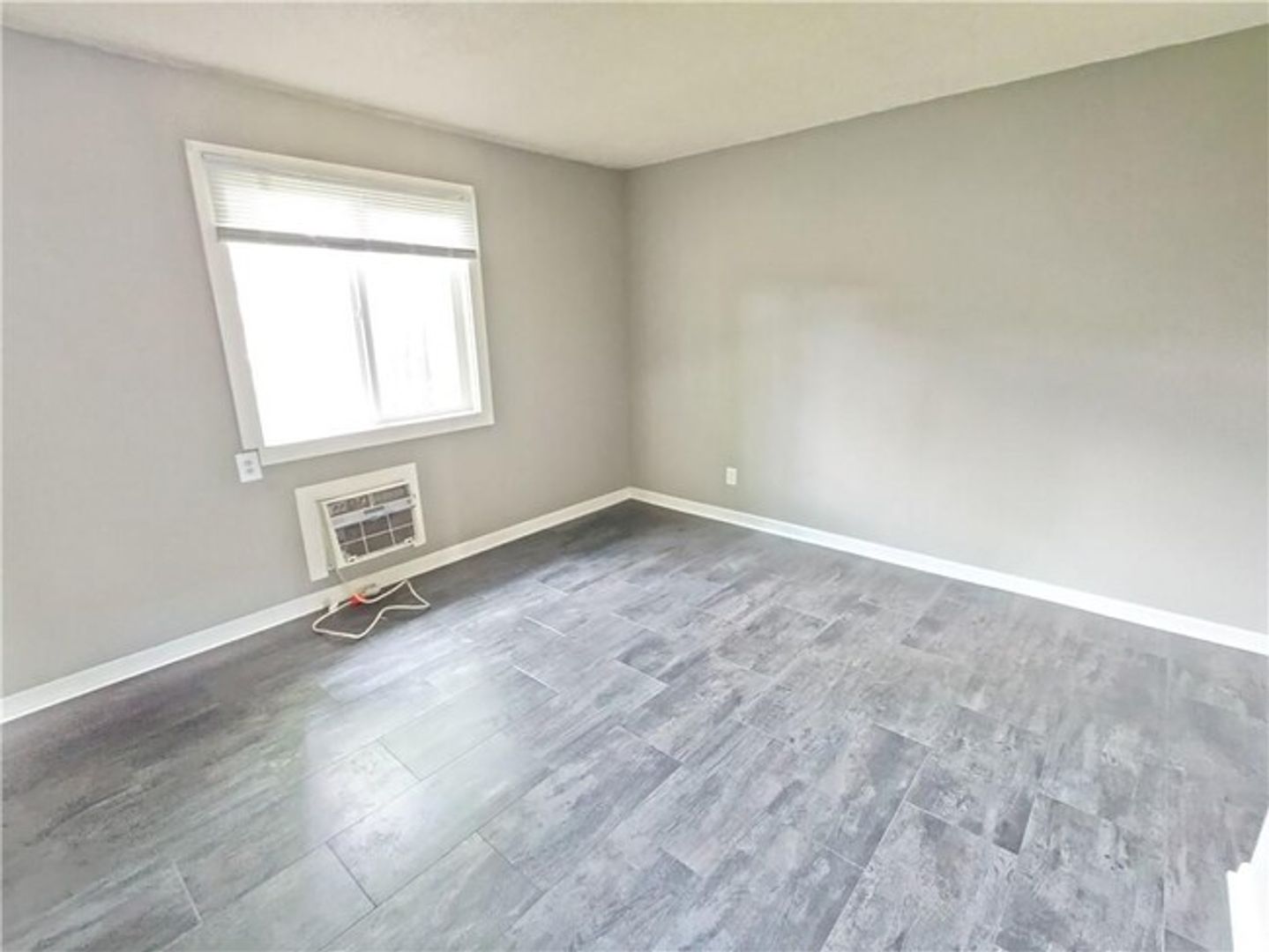 Shelbyville House: 217 N Hamilton Apt 4