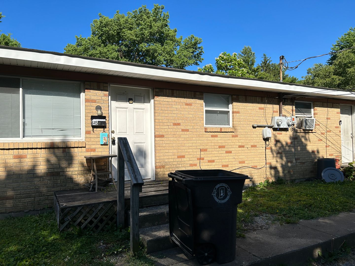 Shelbyville House: 645 W Franklin
