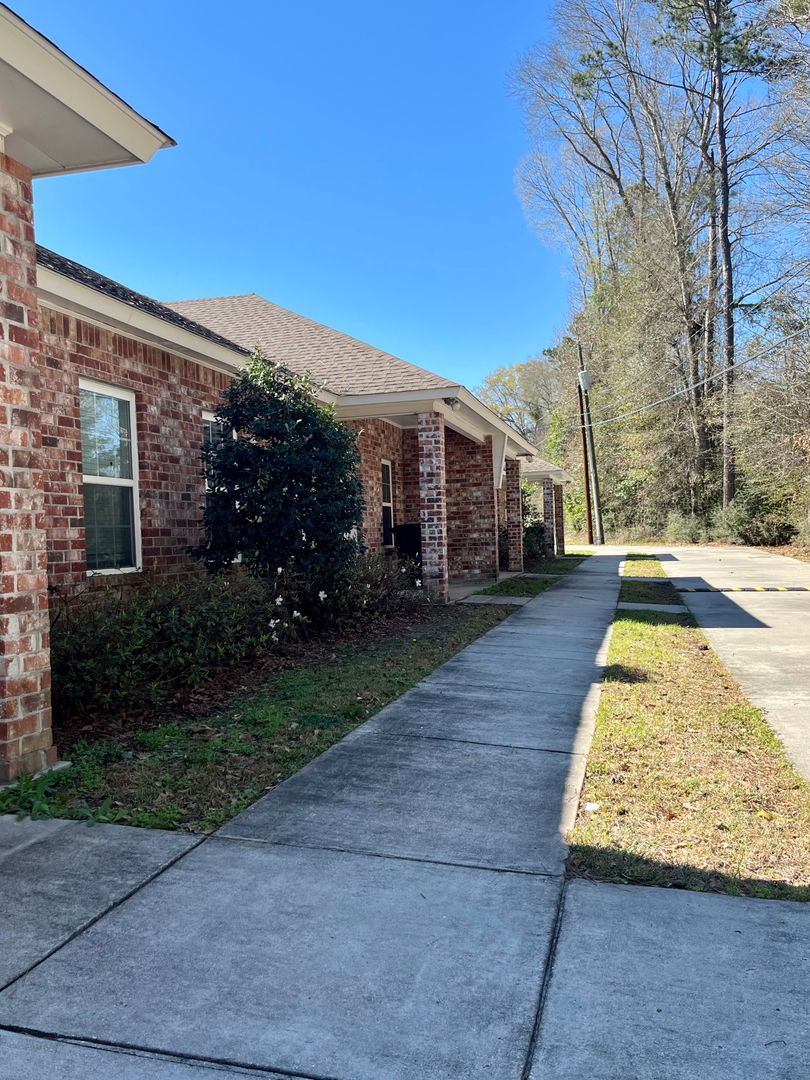 Greenwell Springs Apartment: 18645 Greenwell Springs Rd.