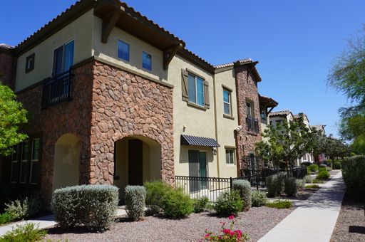 Beautiful two-story townhouse * community pools * gated community – photo 1