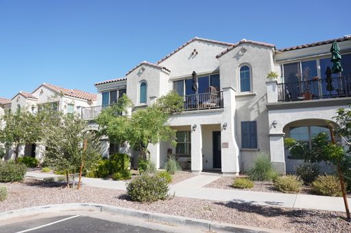 Gorgeous 3 bedroom, 2 bath home in Gilbert * Community pool * 2 car attached Garage – photo 1