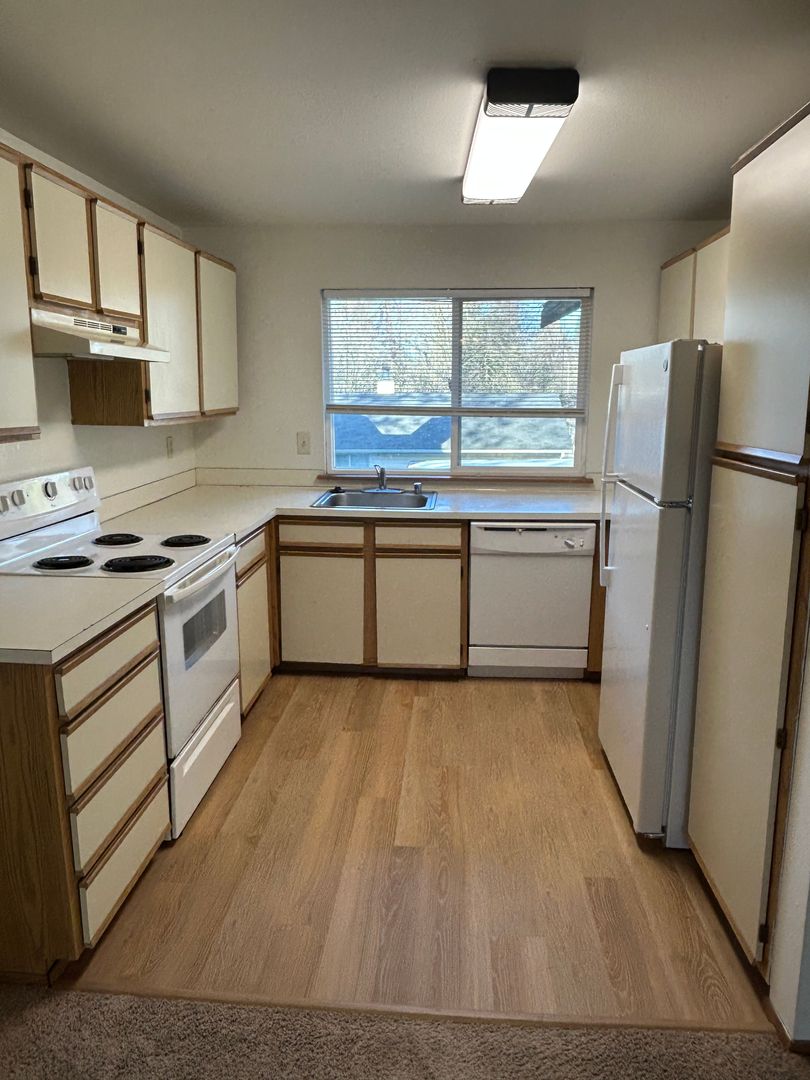 Auburn Apartment: 1002 10th Street NE