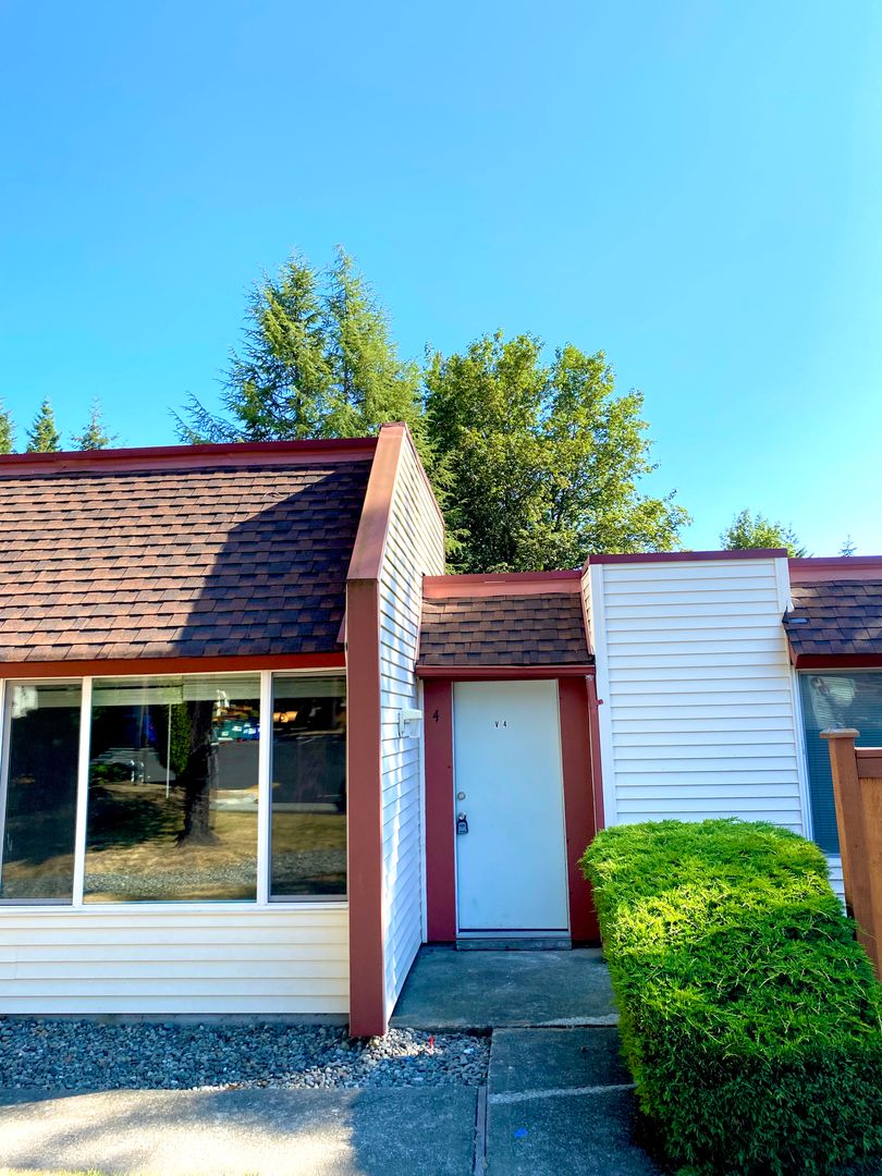 Renton Condo: 14600 SE 176th St, V 4