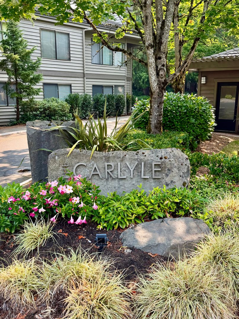 Bellevue Condo: 1276 Bellevue Way NE #4