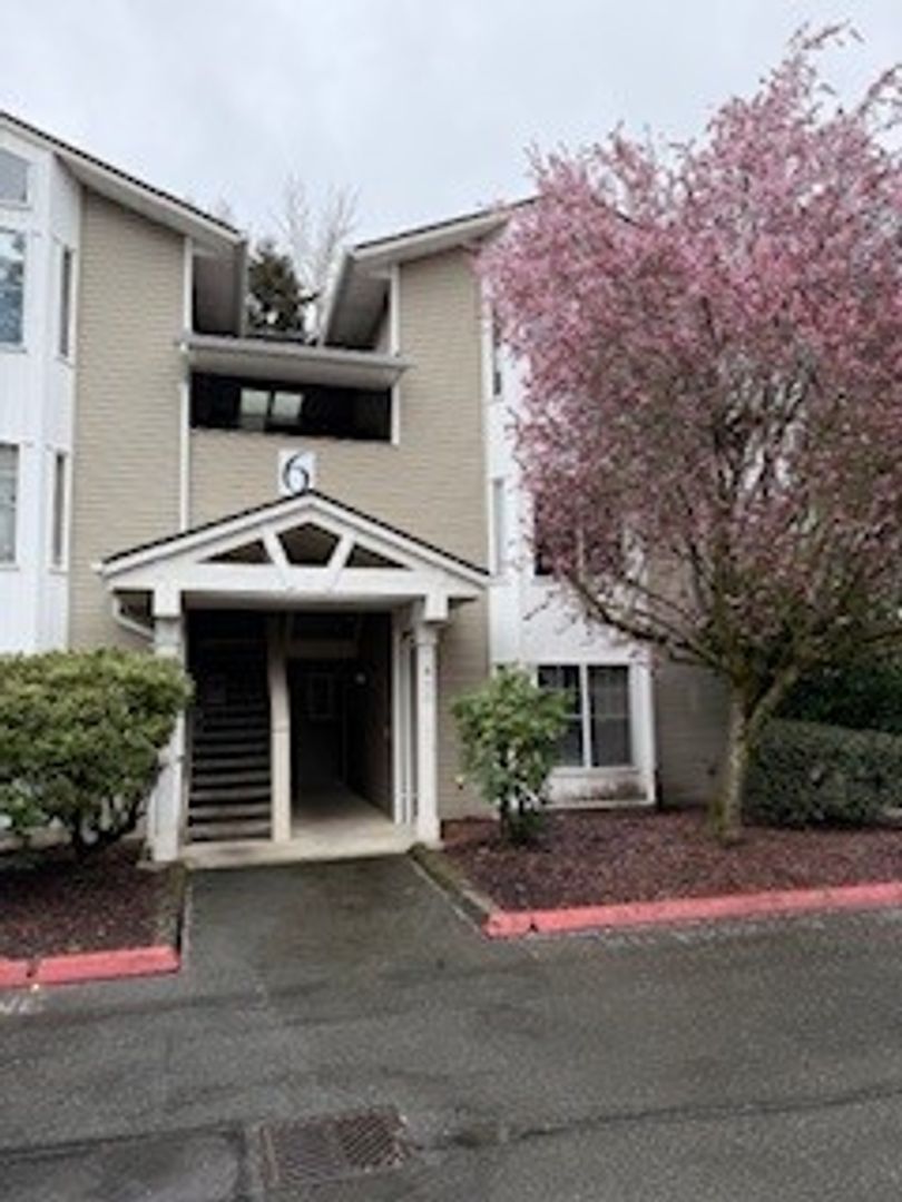 Everett Condo: 2001 120th Pl SE #6-104 Everett