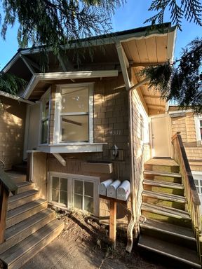 Renovated 1 Bed, 1 Bath apartment in West Seattle Triplex, $1,845/month – photo 1