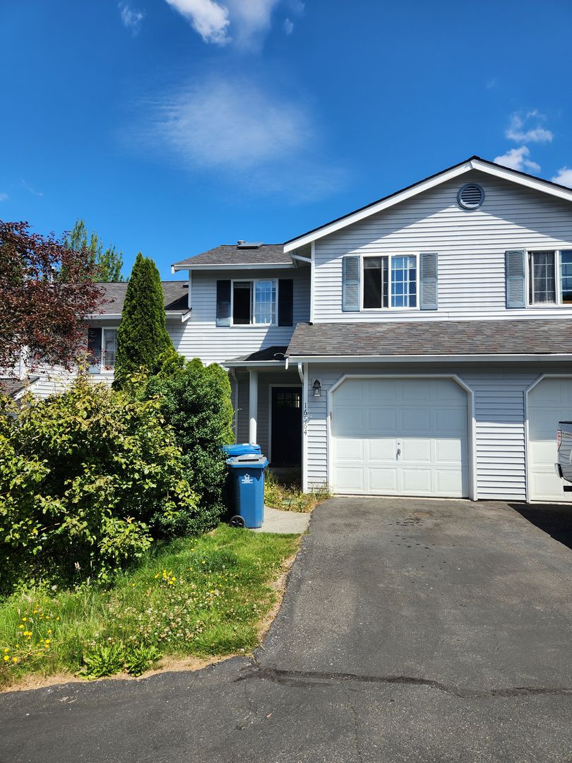 Monroe House: 16564 169th St SE