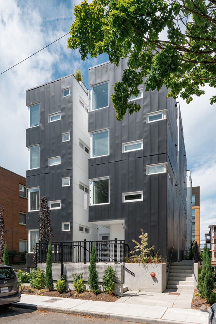 Seattle Apartment: 5253 15th Ave NE