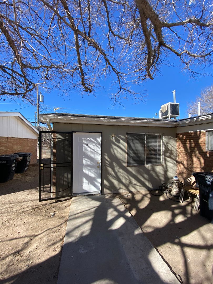 Albuquerque Apartment: 449 Charleston St SE