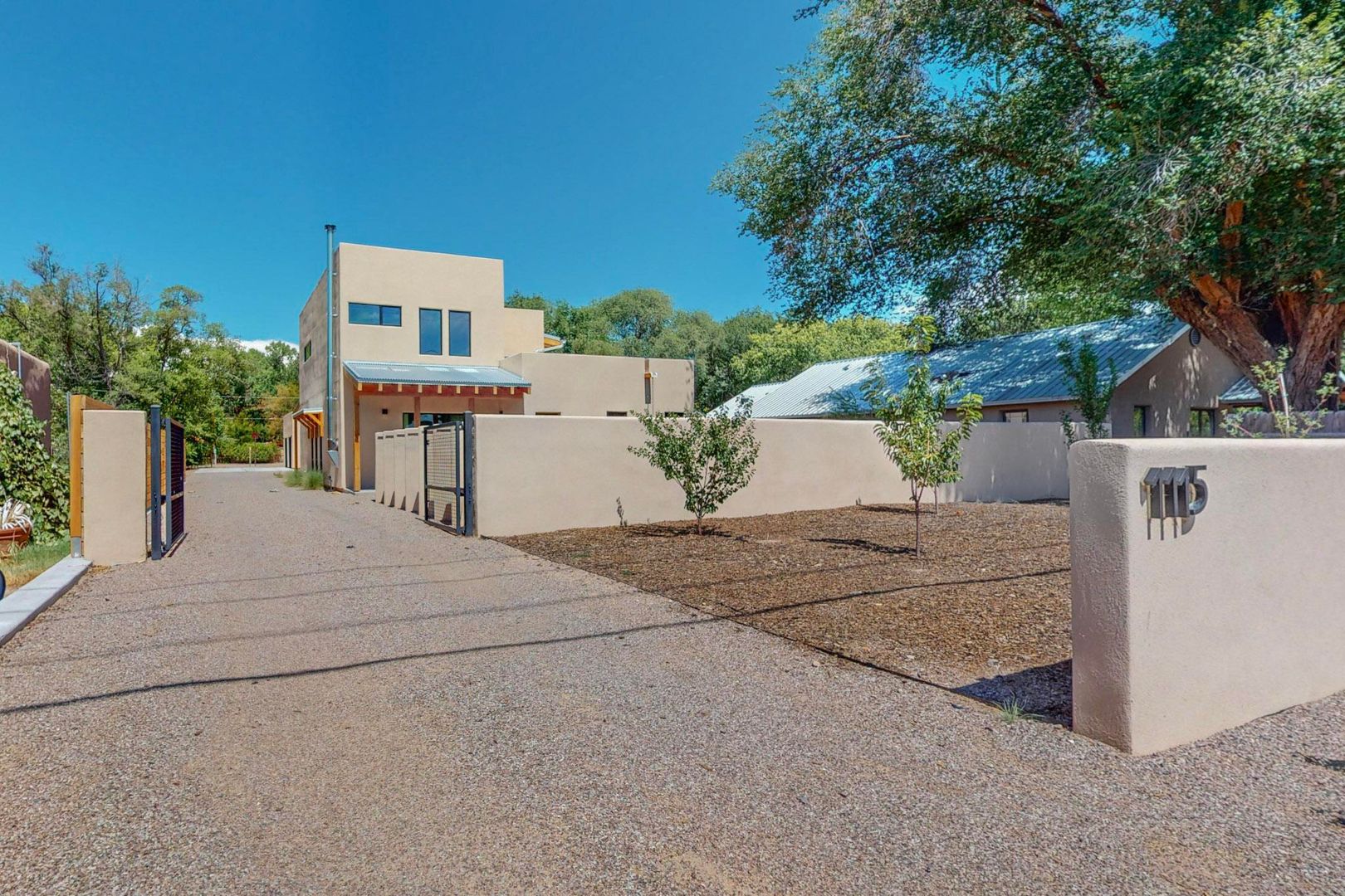 Los Ranchos de Albuquerque House: 1115 El Pueblo Rd NW