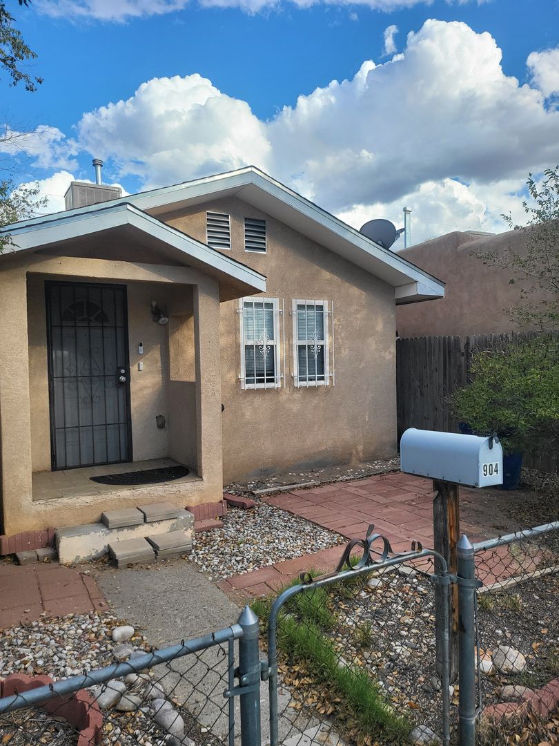 Albuquerque House: 904 Arno Street SE