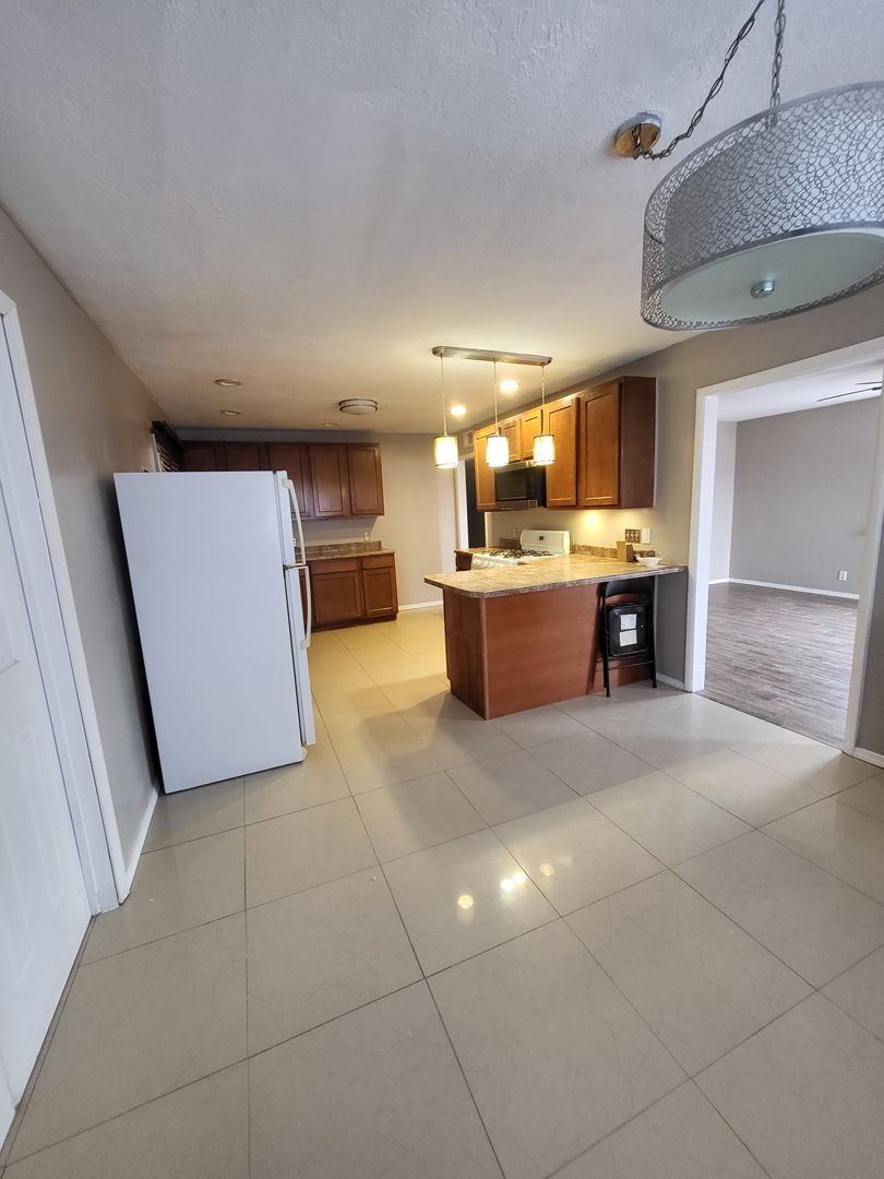 Albuquerque House: 10508 Apache Ave NE