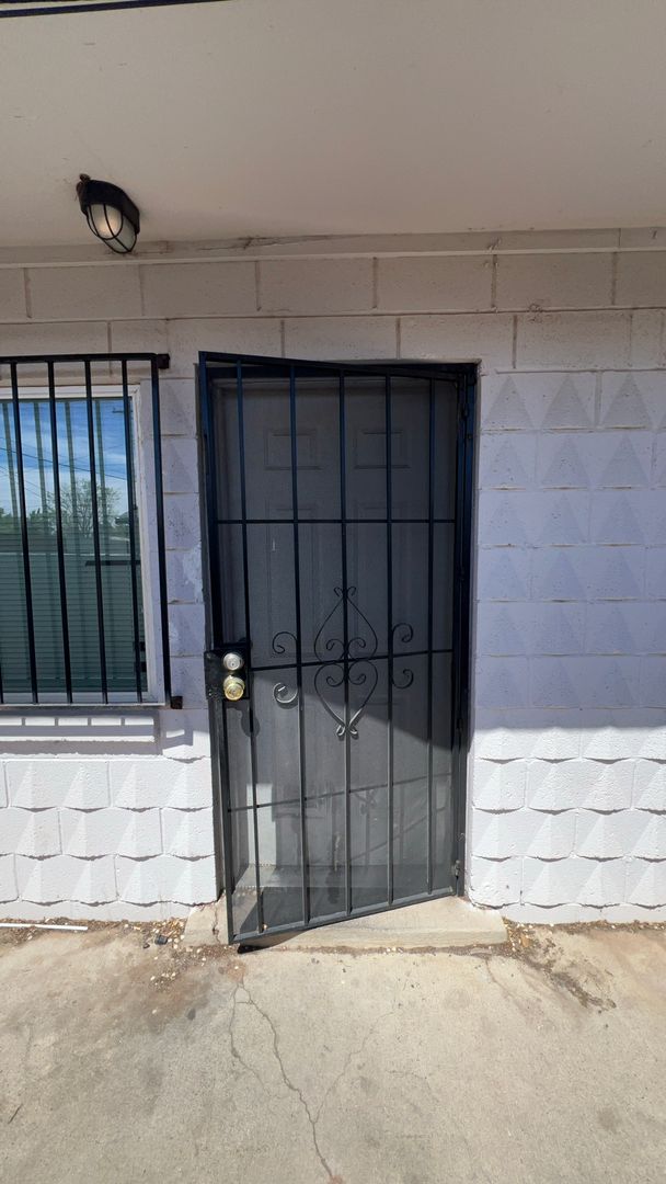 Albuquerque Apartment: 305 Charleston Dr. NE