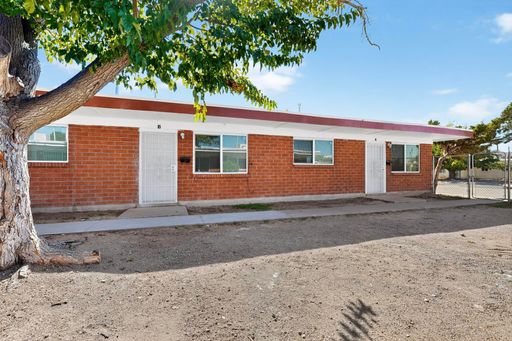 SE RED BRICK COURTYARD 2 Bedroom 1 Bath TriPLEX with WASHER & Dryer – photo 1