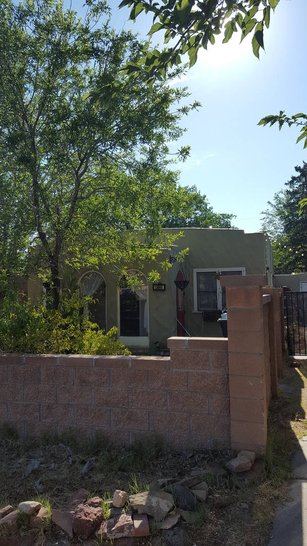 Albuquerque House: 138 Girard Blvd NE