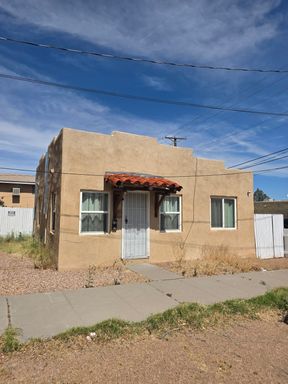 UNM - CNM 1 Bedroom 1 Bath Guest House in TRI-PLEX – photo 1