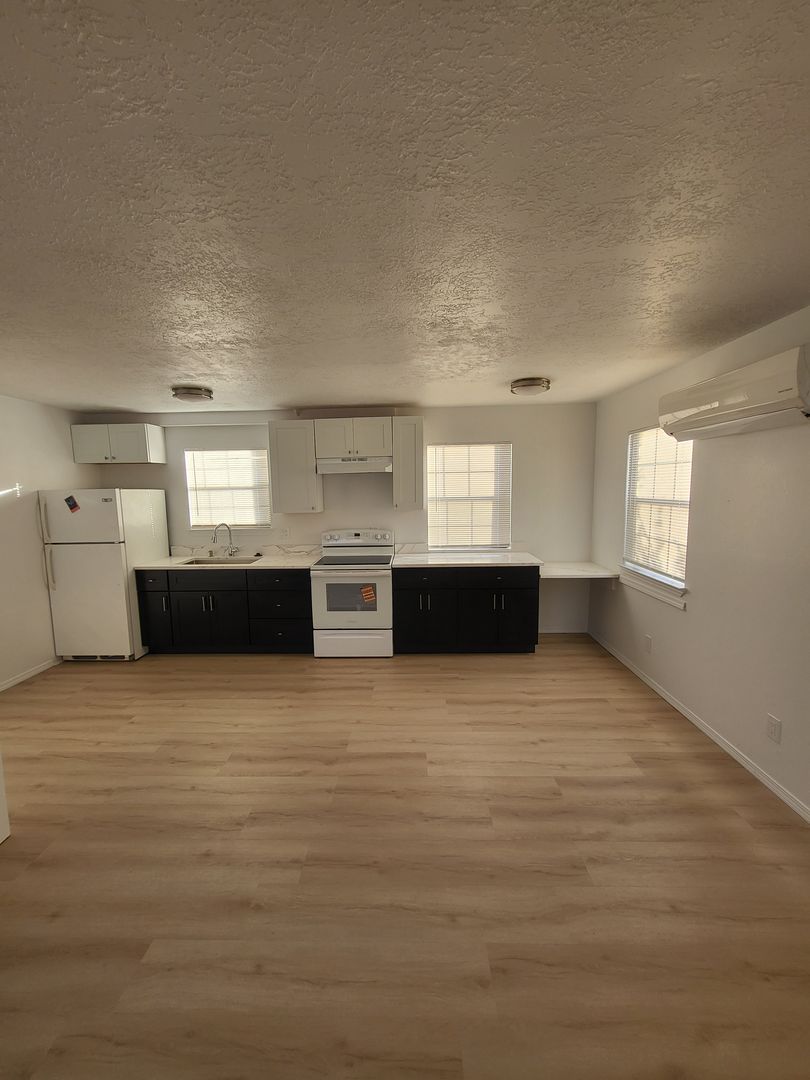 Albuquerque Apartment: 816 Coal Avenue SW