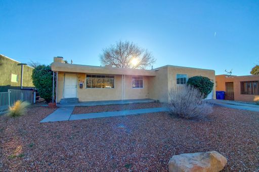 UPTOWN 3 Bedroom +Office 2 Bath with Garage – photo 1