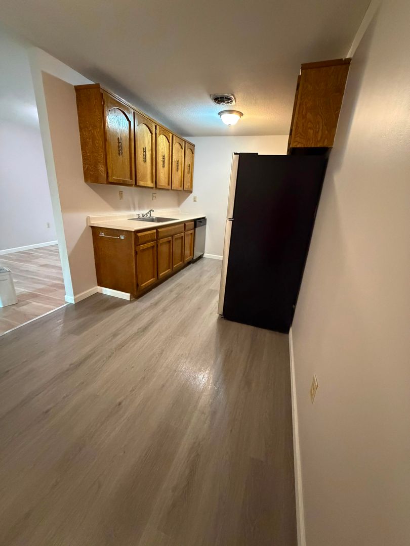 Rocky Hill Apartment: 100 Laura Lane