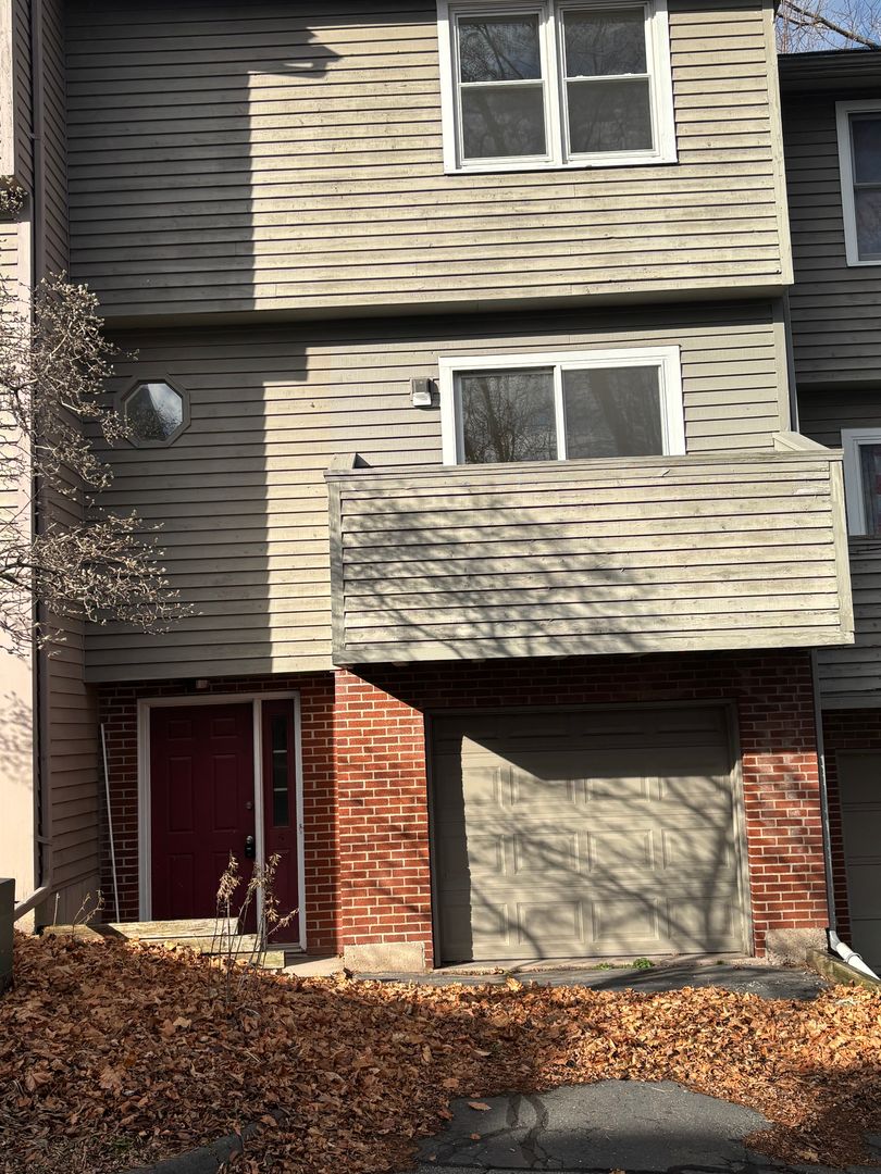 Windsor Apartment: 54 Poquonock Ave