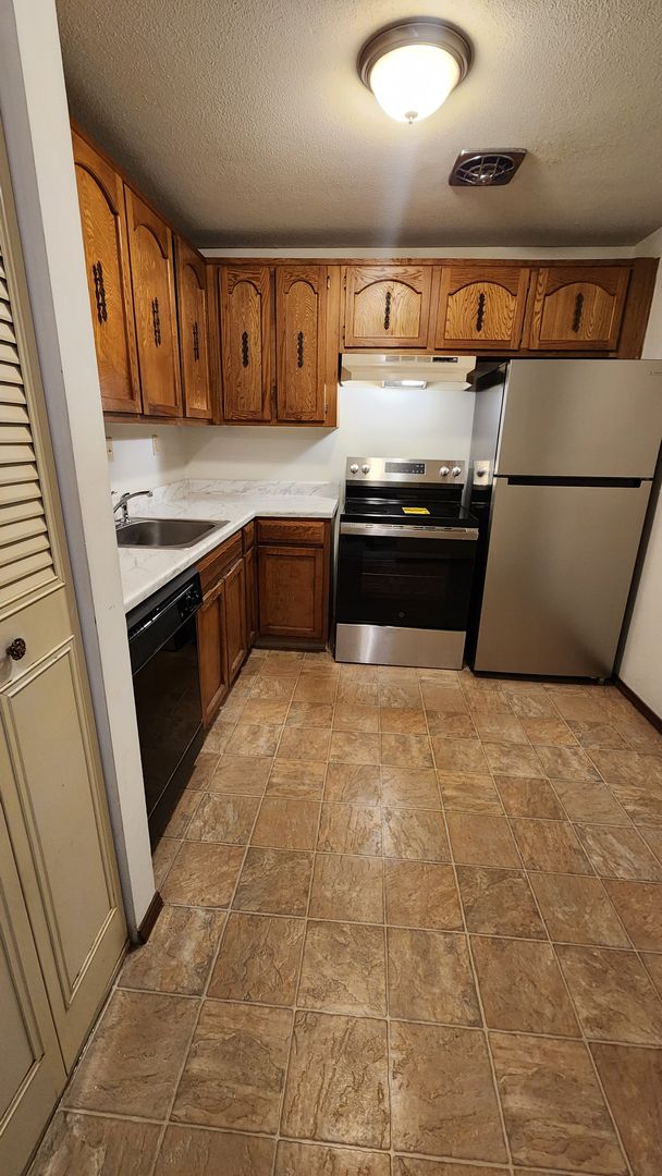 Rocky Hill Apartment: 200 Laura Lane