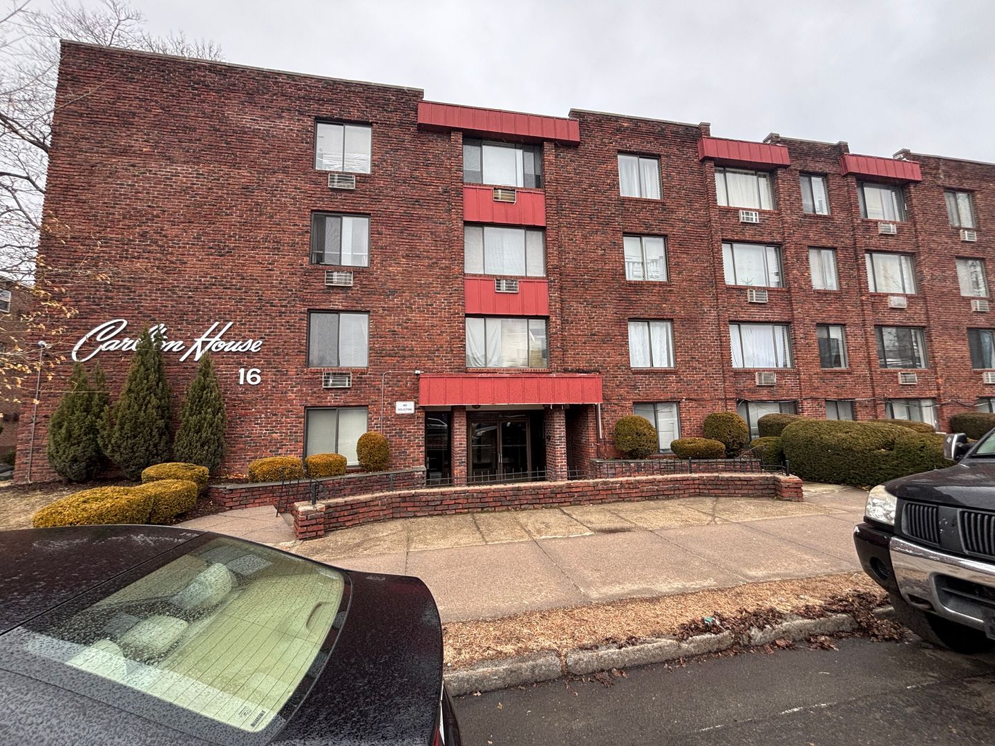 Hartford Apartment: 16 Niles Street