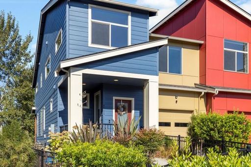 Spacious 4BR End-Unit Townhome + Bonus/Flex Room | A/C | Garage | Greenbelt Views – photo 1