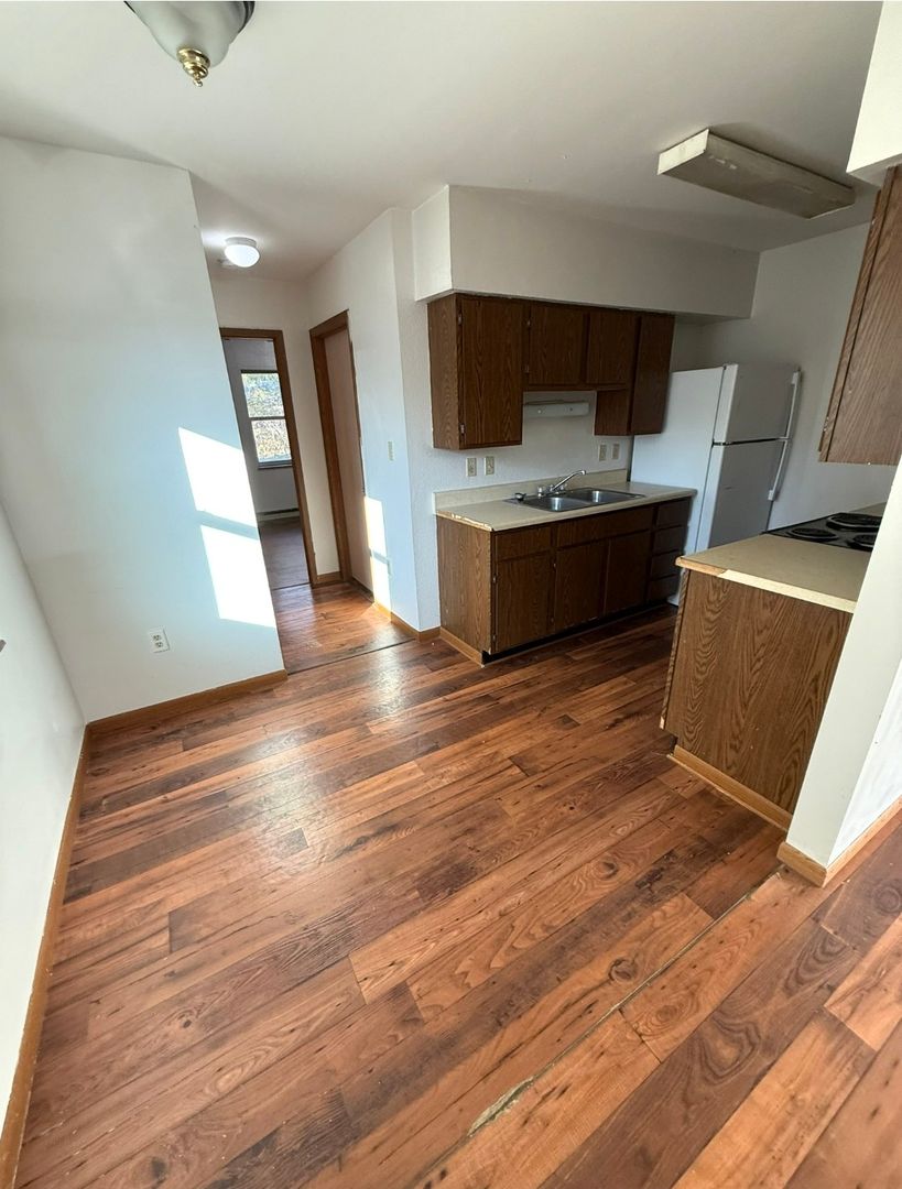 Jewell Apartment: 813 Delaware Street