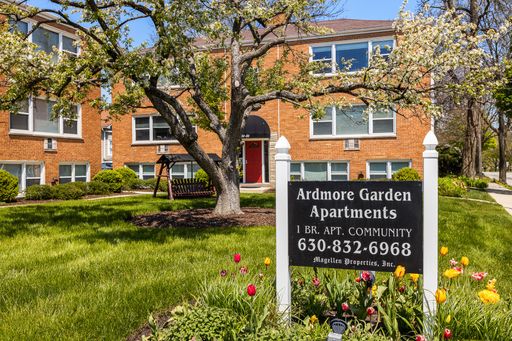 Sun Filled 1 Bedroom Apartments on Ardmore and St. Charles in Villa Park