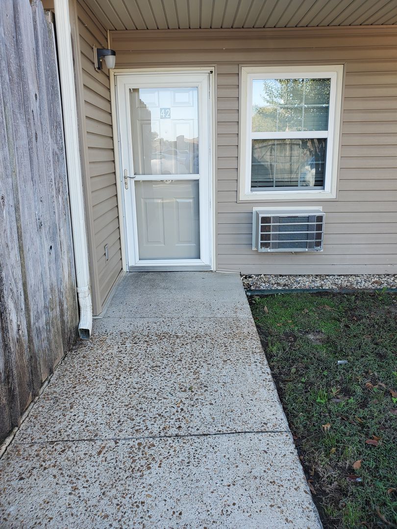 Jonesboro Apartment: 1651 W. Matthews