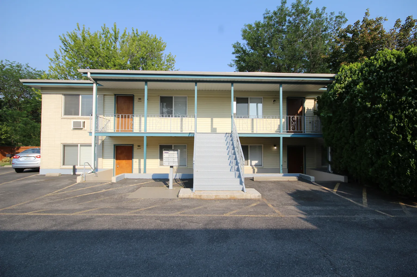 Boise Apartment: 1882-1896 W Belmont St